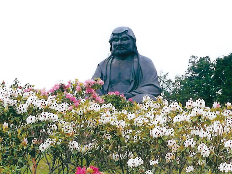 達磨大師像と石楠花